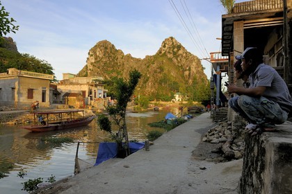 Vietnam, province de Ninh Binh, village insulaire de Kenh Ga entouré de montagnes karstiques, adolescents