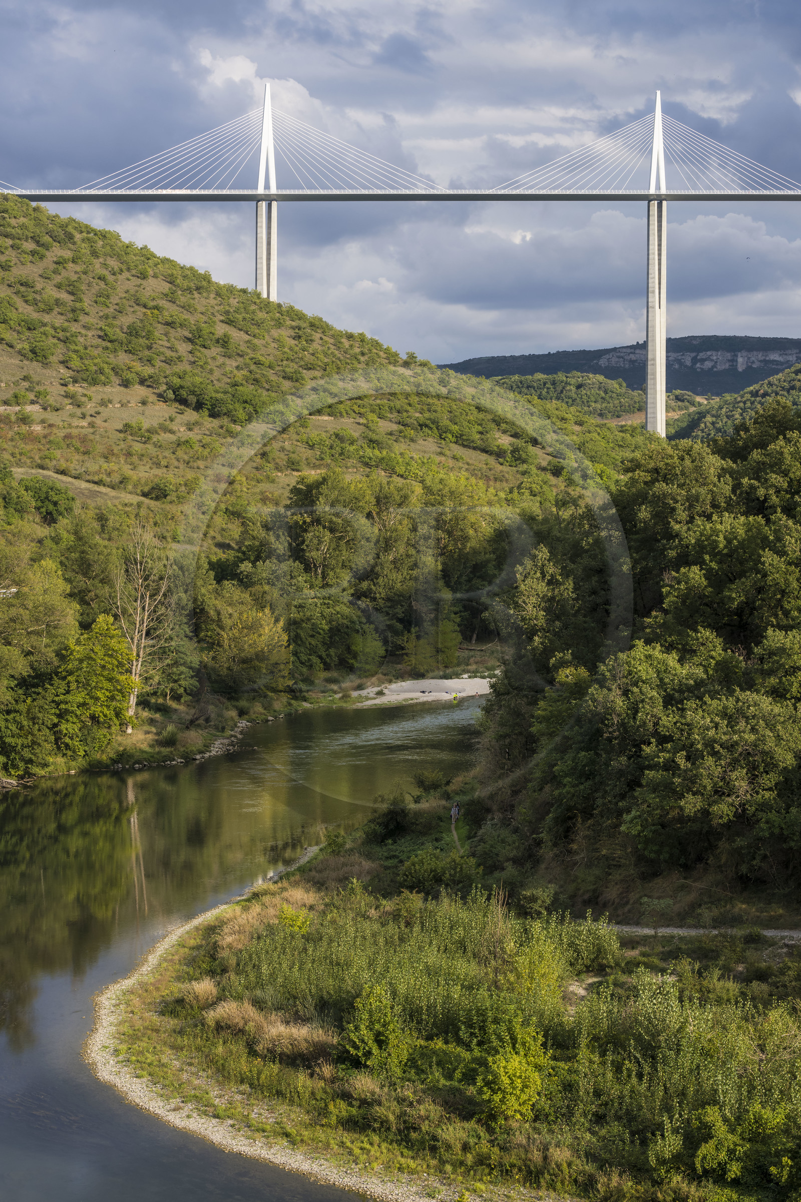 France, Aveyron (12), parc naturel régional des Grands Causses, Peyre, le viaduc de Millau des architectes Michel Virlogeux et Norman Foster, entre le Causse du Larzac et le Causse de Sauveterre au dessus du Tarn