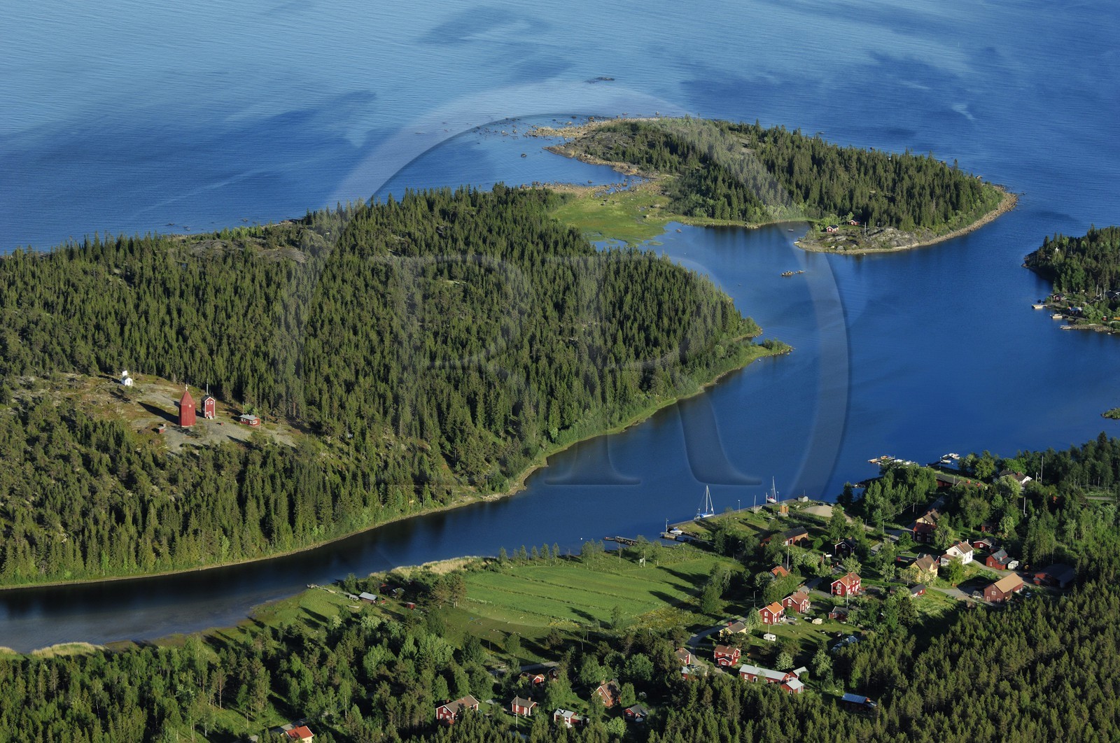 Suède, Comté de Västerbotten, région d'Umea, petit port de Ratan - Tullgarden au sud de Bygdea en bordure de la mer Baltique (vue aérienne)