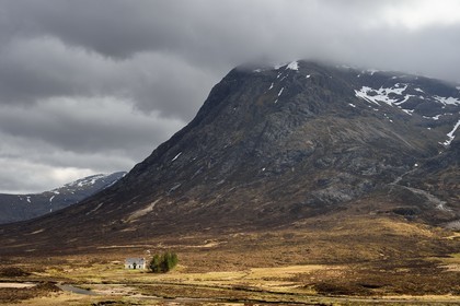 Royaume-Uni, Ecosse, Highland, Glencoe, maison isolée sur les hauteurs de la vallée de Glen Coe