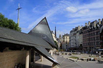 France, Seine-Maritime (76), Rouen, l'église Sainte-Jeanne-d'Arc a été élevée sur le lieu même du martyre, la forme du bâtiment représente un bateau retourné Viking et la forme de poisson