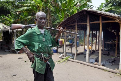 Gabon, province de Ogooué- Maritime, région de Omboué, Nengeue Sika (ile d’argent) dans la lagune Fernan Vaz (Nkomi), homme en partance pour la chasse avec son fusil