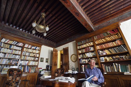 France, Bouches-du-Rhône (13), Arles, François Debost dans le salon d’apparat de son hotel particulier de Donine