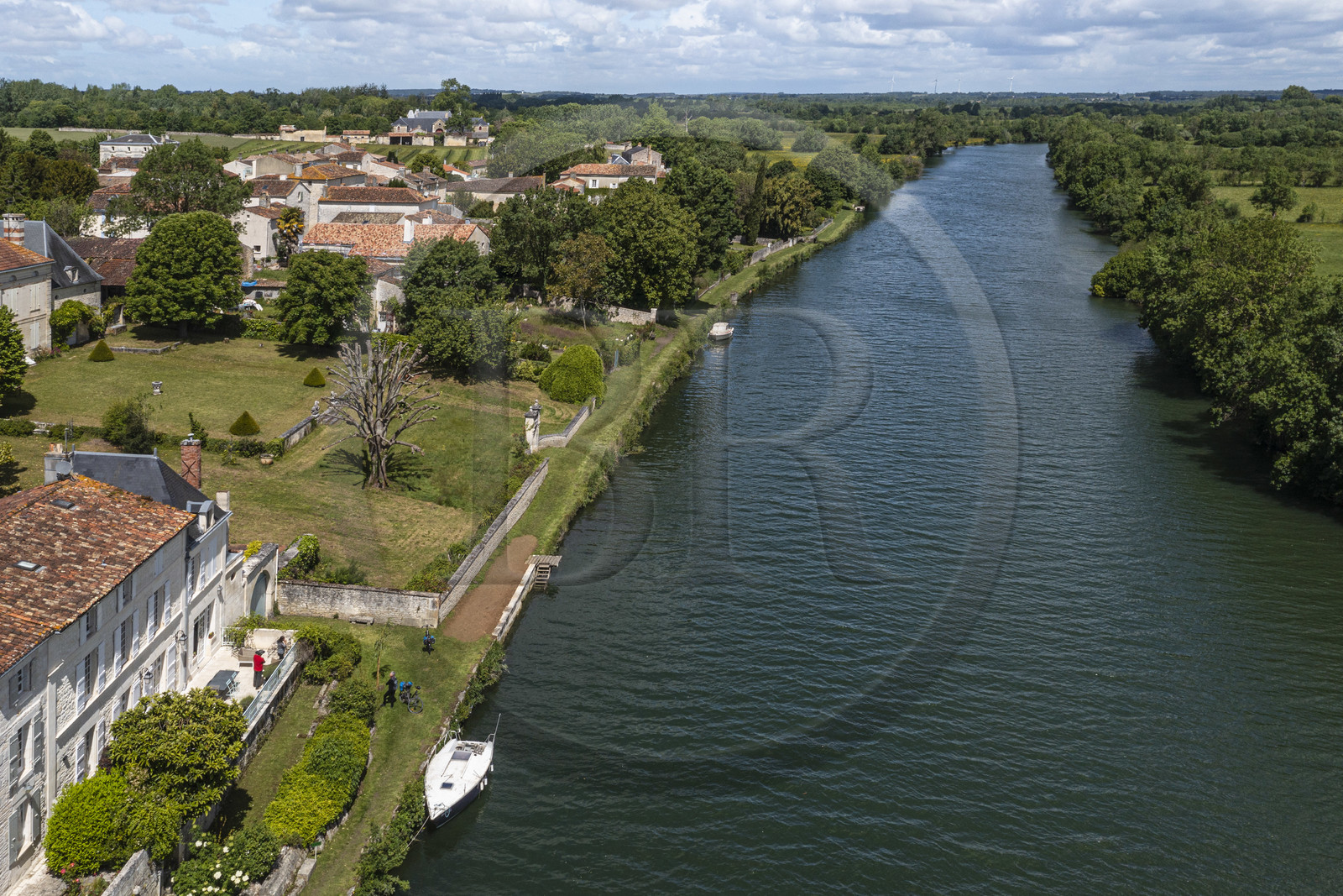 France, Charente-Maritime (17), Saintonge, Port-d'Envaux, anciennes demeures d’armateurs en bordure de la Charente (vue aérienne)