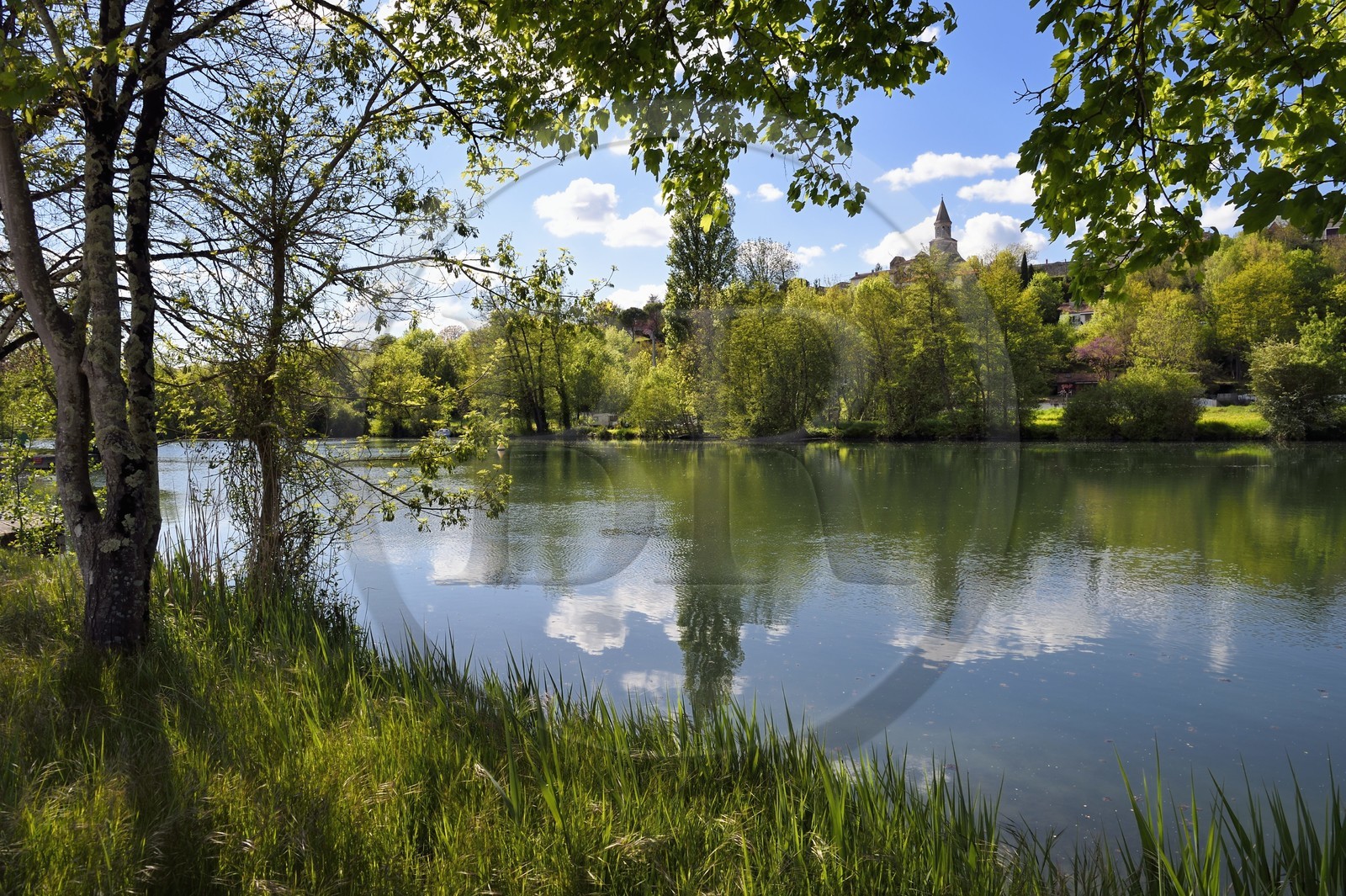 France, Charente (16), Saint-Simeux, La Charente que longe la véloroute la Flow Vélo