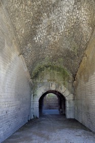 France, Bouches-du-Rhône (13), Arles, les Arènes, amphithéâtre romain de 80-90 après JC, classé Patrimoine Mondial de l'UNESCO, sous les tribunes