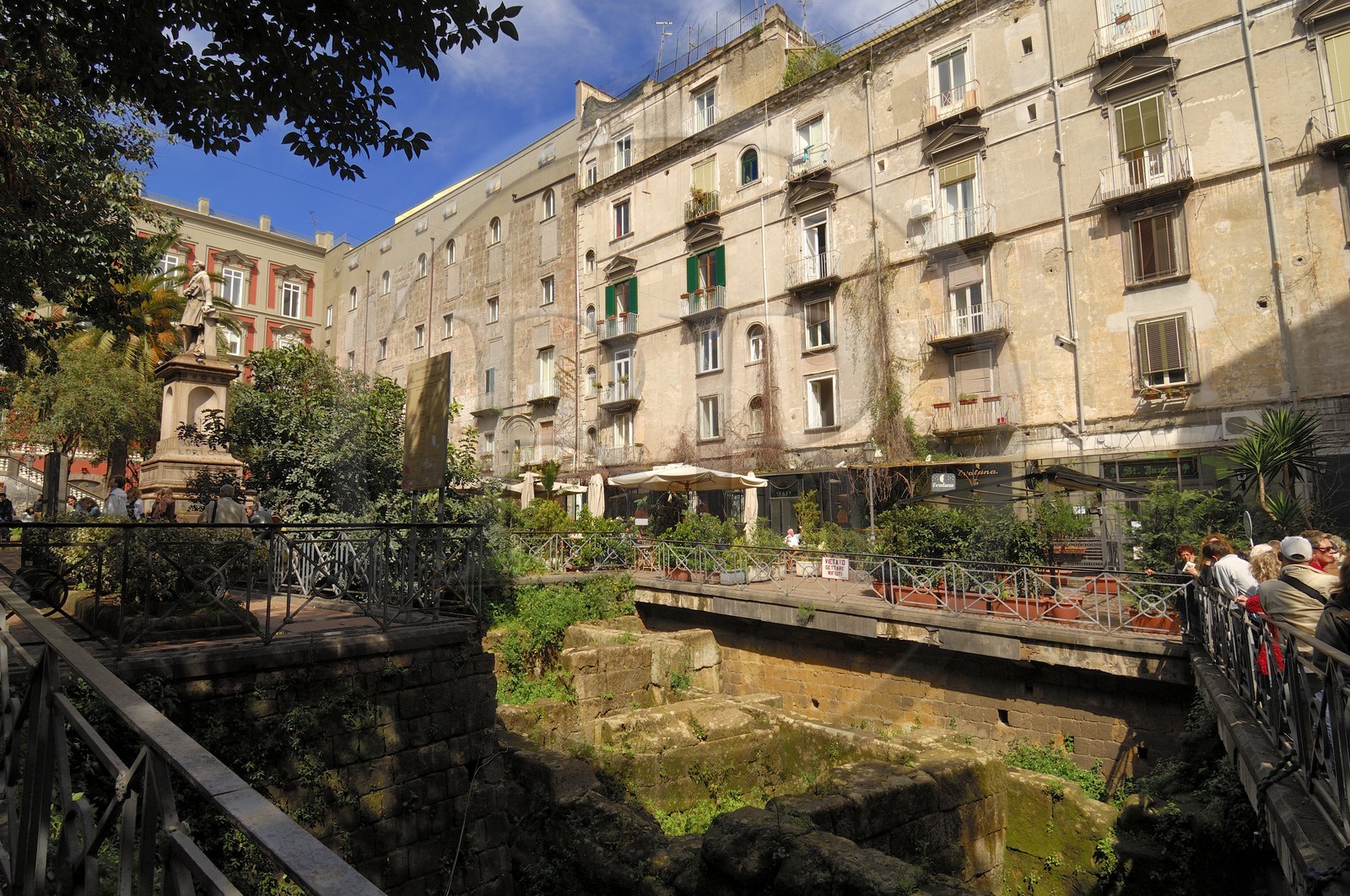 Italie, Campanie, Naples, centre historique classé Patrimoine Mondial de l'UNESCO, ruines romaines sur le decumano maggiore