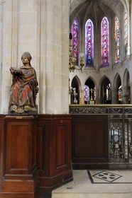 France, Paris (75), église Saint-Germain-l'Auxerrois, statue en bois polychrome de Saint-Germain-l'Auxerrois du 15ème siècle