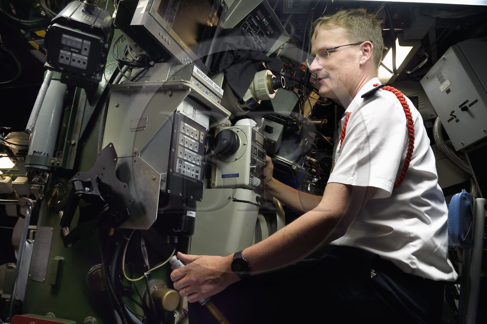 France, Var (83), Toulon, la base navale (Arsenal), le capitaine de frégate Nicolas Faure au périscope dans le Poste central navigation opération (PCNO), commandant du sous-marin nucléaire d’attaque (SNA) Casabianca (de type Rubis)