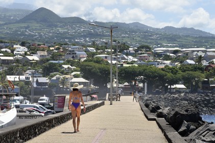France, Ile de la Reunion, ville de Saint-Pierre, le port de plaisance et de peche, promeneurs et surfeurs sur la jetée
