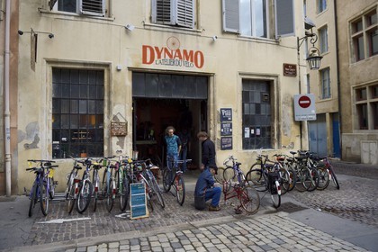 France, Meurthe-et-Moselle (54), Nancy, réparateur de vélo dans la rue Pierre Gringoir