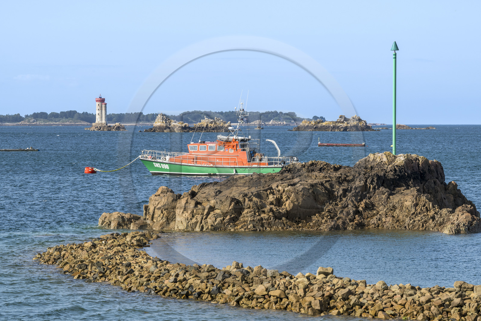 France, Côtes d'Armor (22), Ploubazlanec, Loguivy-de-la-Mer, bateau de la SNSM et le phare de La Croix en arrière plan