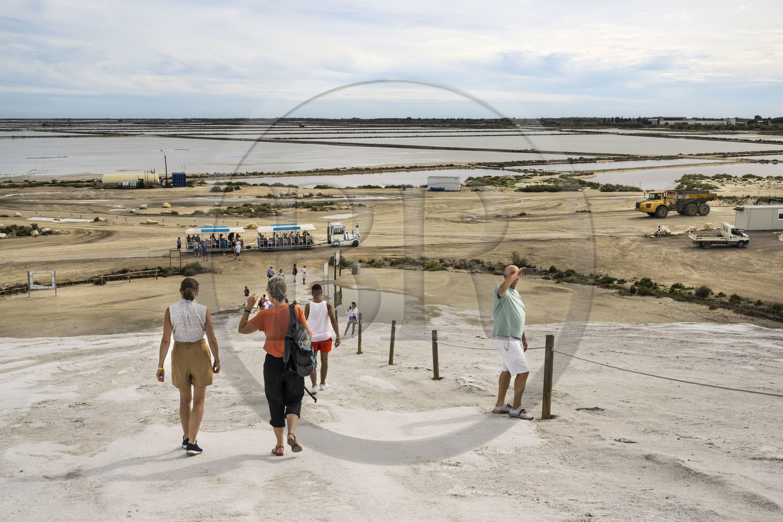 France, Gard (30), Aigues-Mortes, visite du salin d'Aigues-Mortes (Salins du Midi) en petit train, touristes descendant d'une montagne de sel