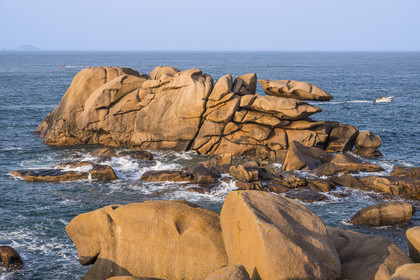 France, Côtes-d'Armor (22), Côte de Granit Rose, Perros-Guirec, Ploumanac'h, pointe de Skewell (Squéouel), le chaos granitique