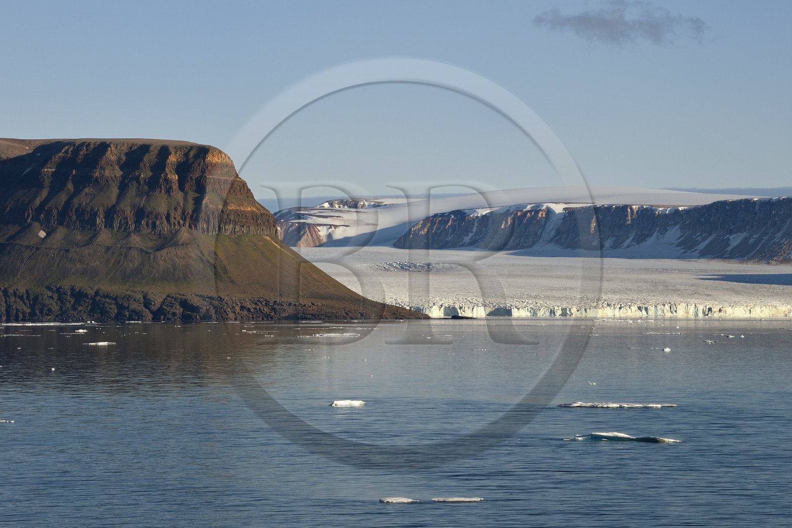 Groenland, cote Nord-Ouest, Smith sound au nord de la baie de Baffin, Inglefield Land, glacier au sud du Foulke fjord et la calotte glaciaire en arrière plan
