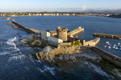 France, Pyrénées-Atlantiques (64), la côte du Pays-Basque, Ciboure, le fort de Socoa construit sous Louis XIII remanié par Vauban protégeant la baie de Saint-Jean-de-Luz (vue aérienne)