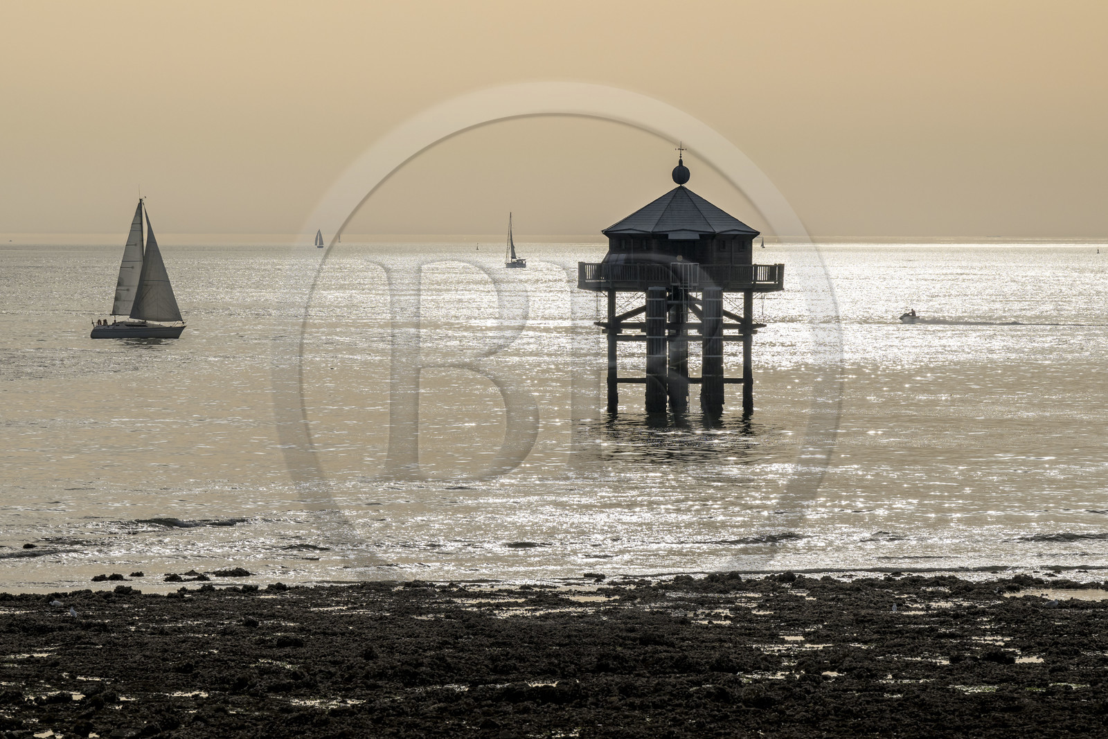 France, Charente-Maritime (17), La Rochelle, le Phare du Bout du Monde au large du cap de la pointe des Minimes, lieu de mémoire littéraire du roman Le Phare du bout du monde de Jules Verne