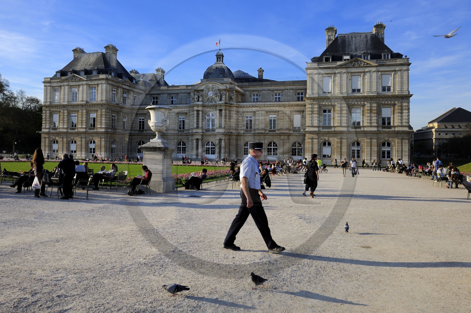 France, Paris (75), jardin du Luxembourg, palais du Luxembourg et gardien du parc