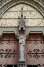 France, Morbihan (56), Golfe du Morbihan, Vannes, cathédrale Saint-Pierre, statue du dominicain Saint Vincent Ferrier sur le pilier central du portail