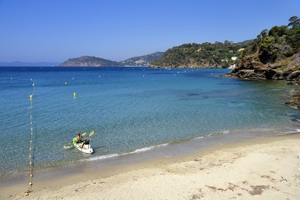 France, Var (83), Rayol-Canadel-sur-Mer, Domaine du Rayol, le jardin des Méditerranées, propriété du conservatoire du littoral mention obligatoire, la plage point de départ du sentier marin