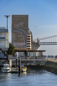 Portugal, Lisbonne, quartier de Belém, Padrao dos Descobrimentos (Monument des Découvertes) datant de 1960 et le le pont du 25 de Abril sur le Tage