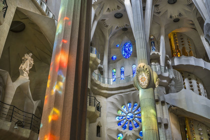 Espagne, Catalogne, Barcelone, quartier de l'Eixample, basilique de la Sagrada Familia de l'architecte du modernisme catalan Antoni Gaudi classée Patrimoine Mondial de l'UNESCO, l'intérieur de la facade de la Passion dédié à la Vierge Marie et le transept de la façade de la Passion dédiée à l'eau, à la résurrection et à la lumière