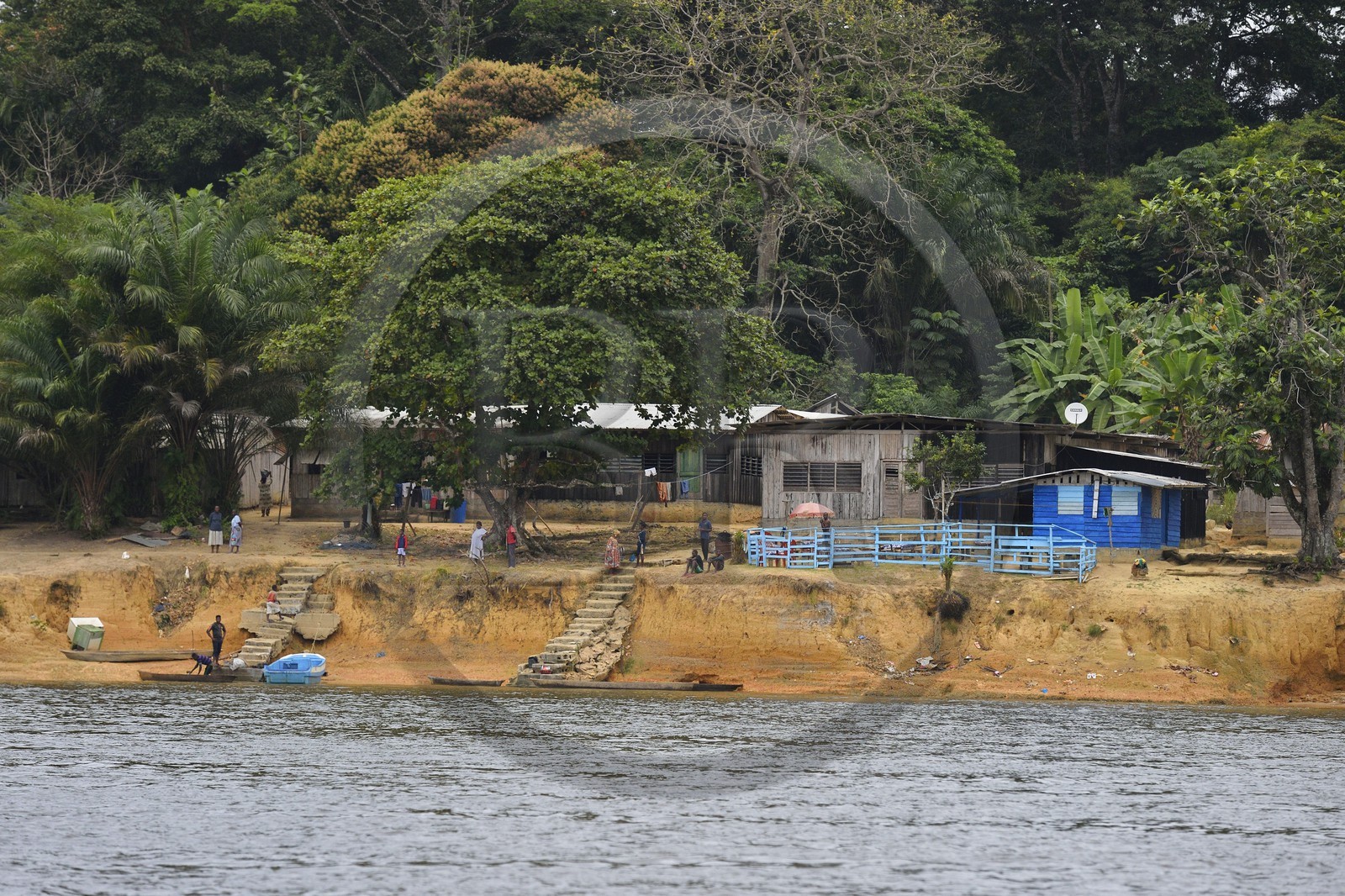 Gabon, Province du Moyen-Ogooué, région de Lambaréné, maisons de pecheurs en bordure du fleuve Ogooué