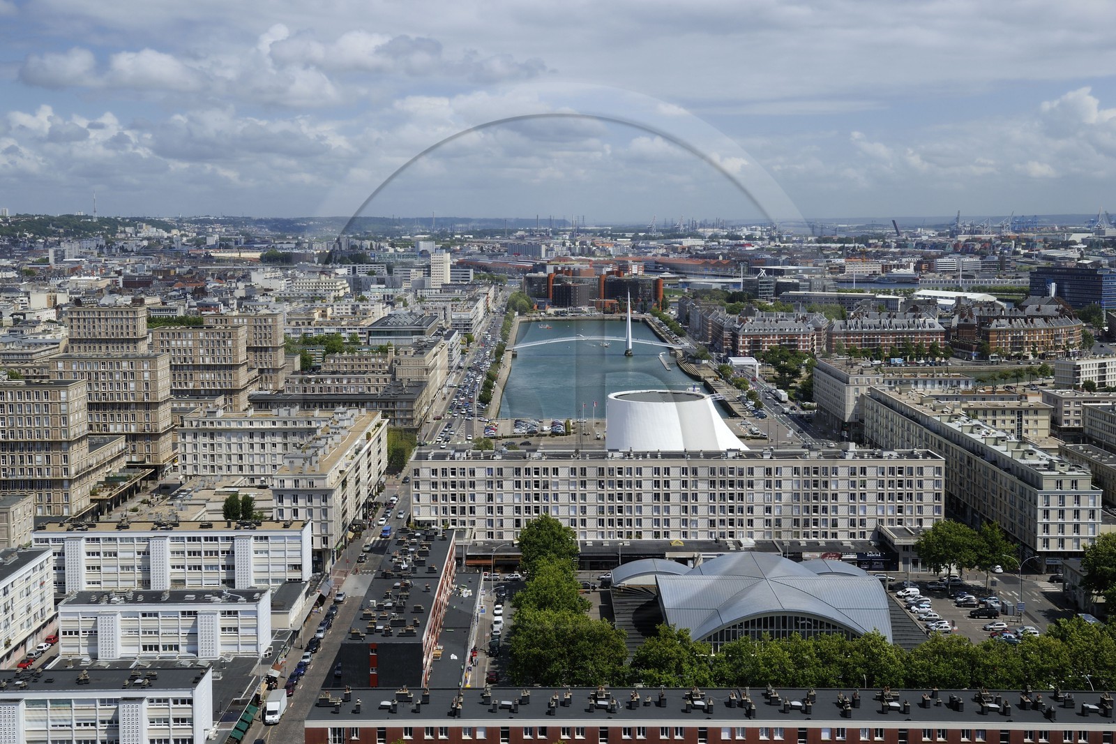 France, Seine-Maritime (76), Le Havre, Centre-ville reconstruit du Havre par Auguste Perret classé Patrimoine Mondial de l'UNESCO, immeubles Perret autour du Bassin du Commerce, les halles centrales et le sommet du Volcan réalisé par Oscar Niemeyer