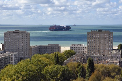 France, Seine-Maritime (76), Le Havre, Centre-ville reconstruit du Havre par Auguste Perret classé Patrimoine Mondial de l'UNESCO, immeubles Perret de la Porte Océane au bout de l'avenue Foch et un porte-conteneurs en arrière plan