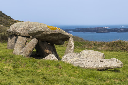 France, Côtes-d'Armor (22), Côte de Granit Rose, Trébeurden, Ile Millau, allée couverte du néolithique qui aurait servi de monument funéraire
