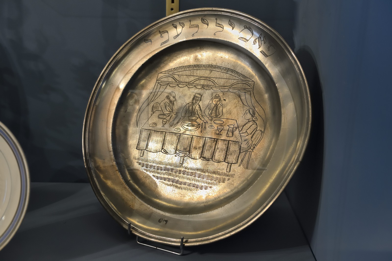 France, Bas-Rhin (67), Strasbourg, vieille ville classée au Patrimoine Mondial de l'UNESCO, le musée Alsacien, culture des Juifs d'Alsace, plat de chabbat, famille attablée devant un plat de poisson pour le chabbat