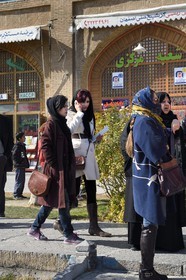 Iran, province d'Ispahan, Ispahan, place naghsh-i jahan aussi connue sous le nom de place Imam Khomeiny, classé Patrimoine Mondial de l'UNESCO, jeunes femmes iraniennes