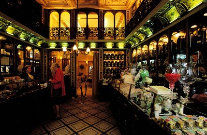 France, Nord (59), Lille, le célèbre confiseur Méert, rue Esquermoise dans la vieille ville