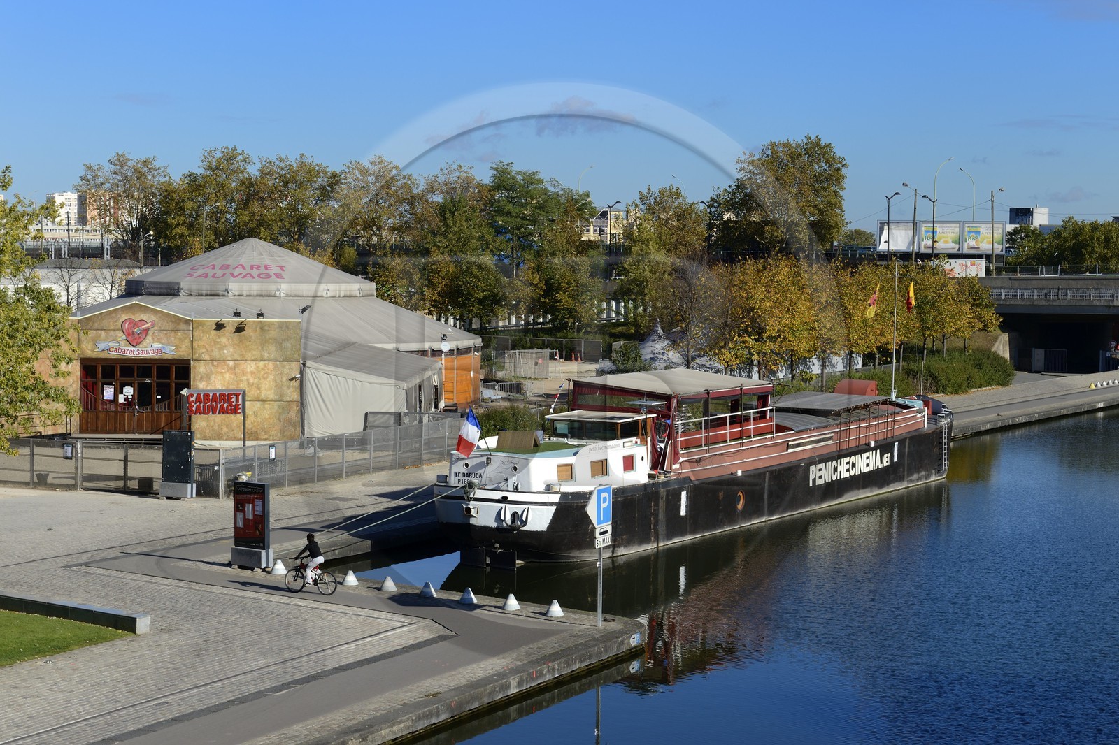 France, Paris (75), le canal de l'Ourcq dans le parc de la Villette, le Cabaret Sauvage et la Peniche cinema