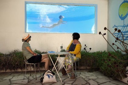 France, Var (83), Iles d'Hyères, Parc national de Port Cros, Ile du Levant, domaine naturiste d'Héliopolis, Hotel La Brise Marine, la directrice Valérie Vich dans sa piscine aquarium