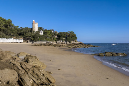 France, Vendée (85), Ile de Noirmoutier, Noirmoutier-en-l'Ile, le Bois de la Chaise, la plage de l'Anse Rouge et ses cabines de plage en bois, dominée par la Tour Plantier (vue aérienne)