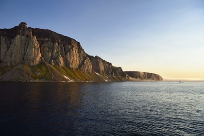 Groenland, cote Nord-Ouest, Murchison sund au nord de Baffin Bay, les falaises vertigineuses de Hakluyt Island au large de la cote ouest de Kiatak (Northumberland Island)