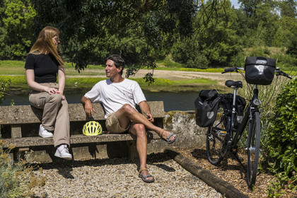 France, Maine-et-Loire (49), vallée de la Loire classée au Patrimoine Mondial par l'UNESCO, Gennes-Val-de-Loire, randonnée à bicyclette sur les berges de la Loire