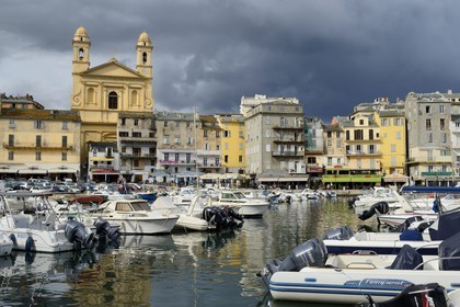 France, Haute-Corse (2B), Bastia, le Vieux-Port dominé par l'église Saint-Jean-Baptiste