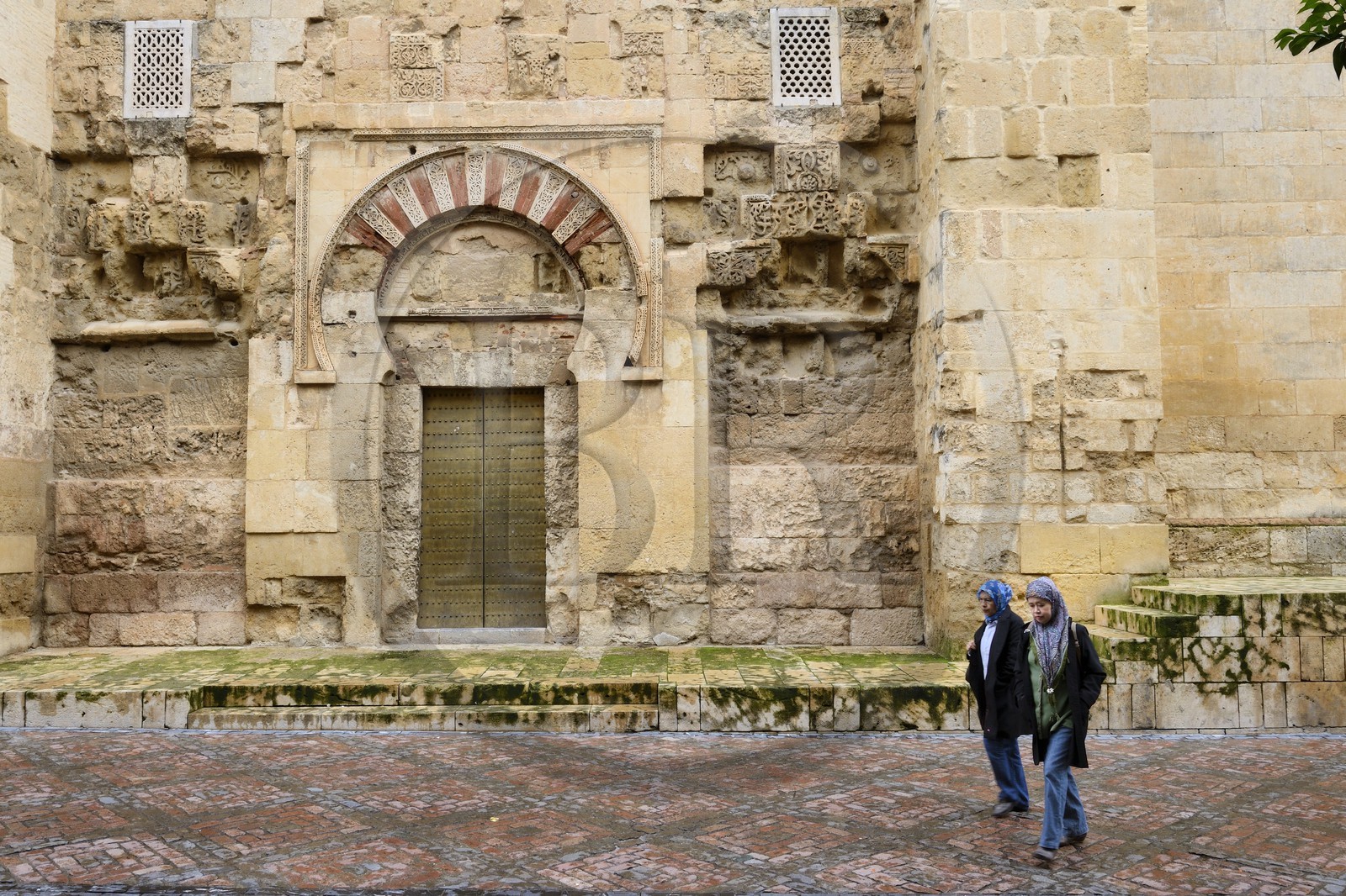 Espagne, Andalousie, Cordoue, centre historique classé Patrimoine Mondial de l'UNESCO, la Mezquita, mosquée-cathédrale, architecture omeyyade de Cordoue, une des portes de l'enceinte