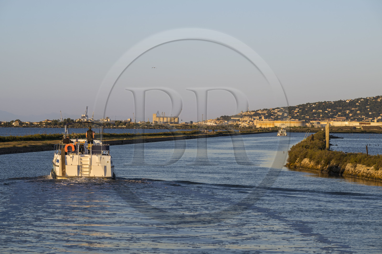 France, Hérault (34), Frontignan, bateau de plaisance naviguant sur le canal du Rhône à Sète, le Mont Saint-Clair à Sète en arrière plan