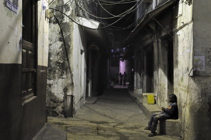 Tanzanie, archipel de Zanzibar, île de Unguja (Zanzibar), ville de Zanzibar, quartier Stone Town, classé Patrimoine Mondial de l' UNESCO, une ruelle de la vieille ville dans le quartier de Shangani