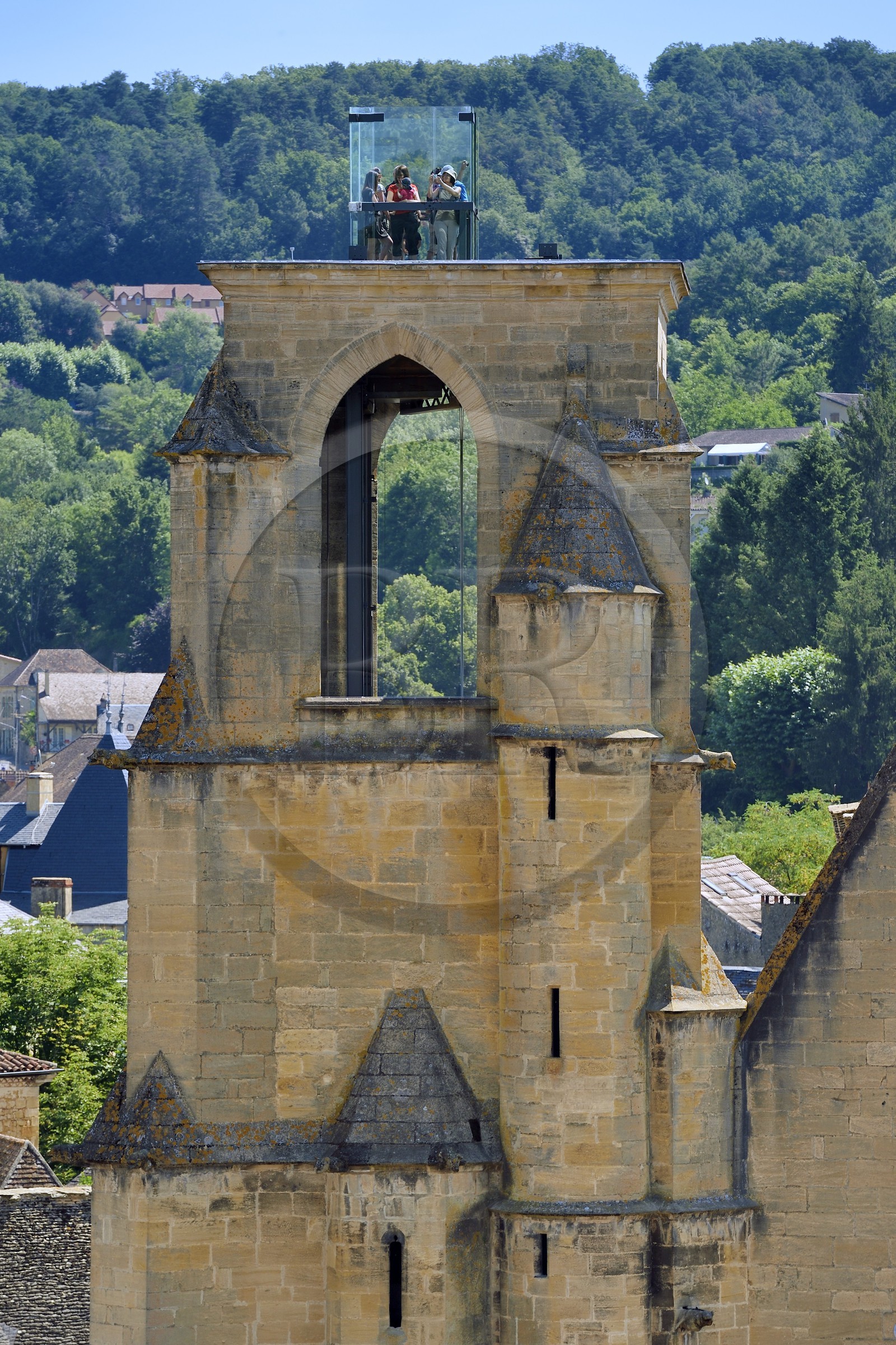 France, Dordogne (24), Périgord Noir, vallée de la Dordogne, Sarlat-la-Canéda, Hôtel de Gisson, vue architecturale d'une des salles du musée de l'Hotel de Gisson