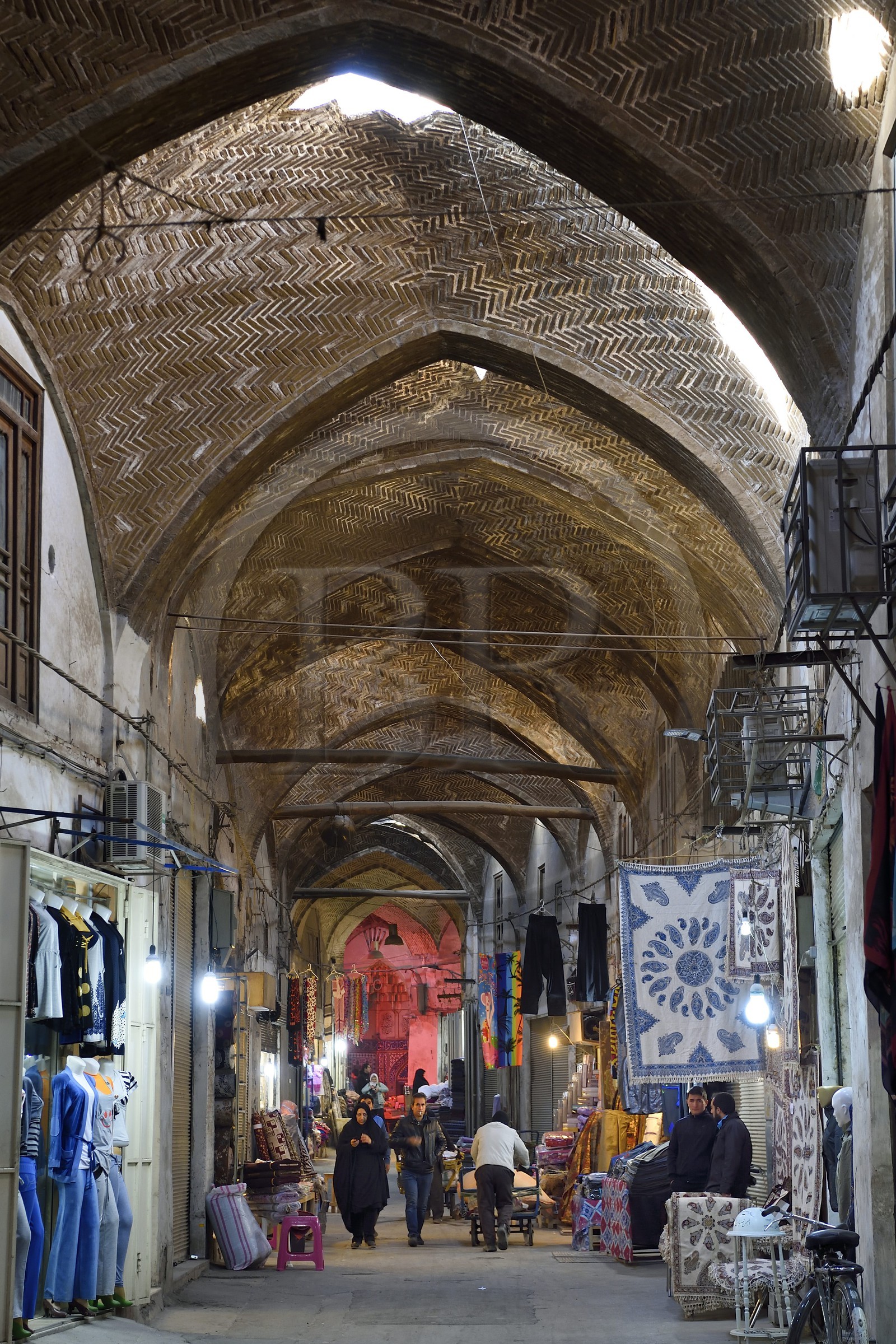 Iran, province d'Ispahan, Ispahan, Bazar-e Bozorg (Grand Bazar), immense bazar couvert qui remonte à près de 1300 ans