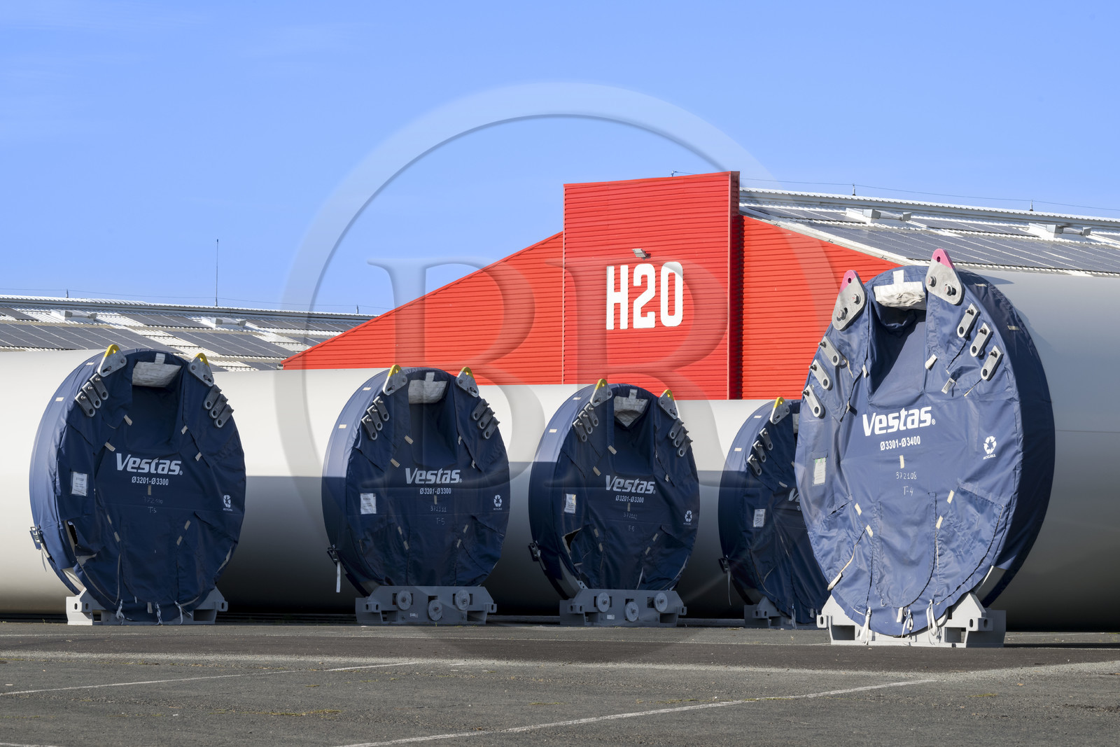 France, Charente-Maritime (17), La Rochelle, le Port Atlantique La Rochelle, port de commerce  La Pallice, stockage des éléments d'éoliennes avant installation