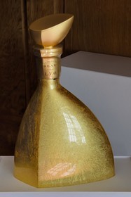 France, Charente (16), Sireuil, Distillerie des Moisans, bouteille de cognac DEAU très haut de gamme décorée par la maison Arthus-Bertrand