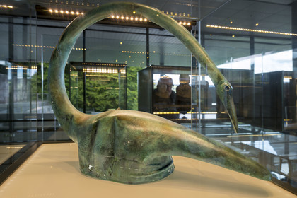 France, Saône-et-Loire (71), parc naturel régional du Morvan, Saint-Léger-sous-Beuvray, oppidum de Bibracte, capitale du peuple celte des Éduens, le musée de la civilisation celtique sur le mont Beuvray, casque en bronze orné d'un volatile (copie) du IIIe-IIe siècle avant notre ère provenant du sanctuaire des arênes de Tintignac, Naves dans le Limousin