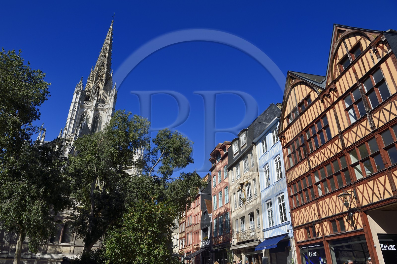 France, Seine-Maritime (76), Rouen, maisons à pans de bois dans la rue médiévale Martainville qui longe l'église Saint-Maclou en arrière plan