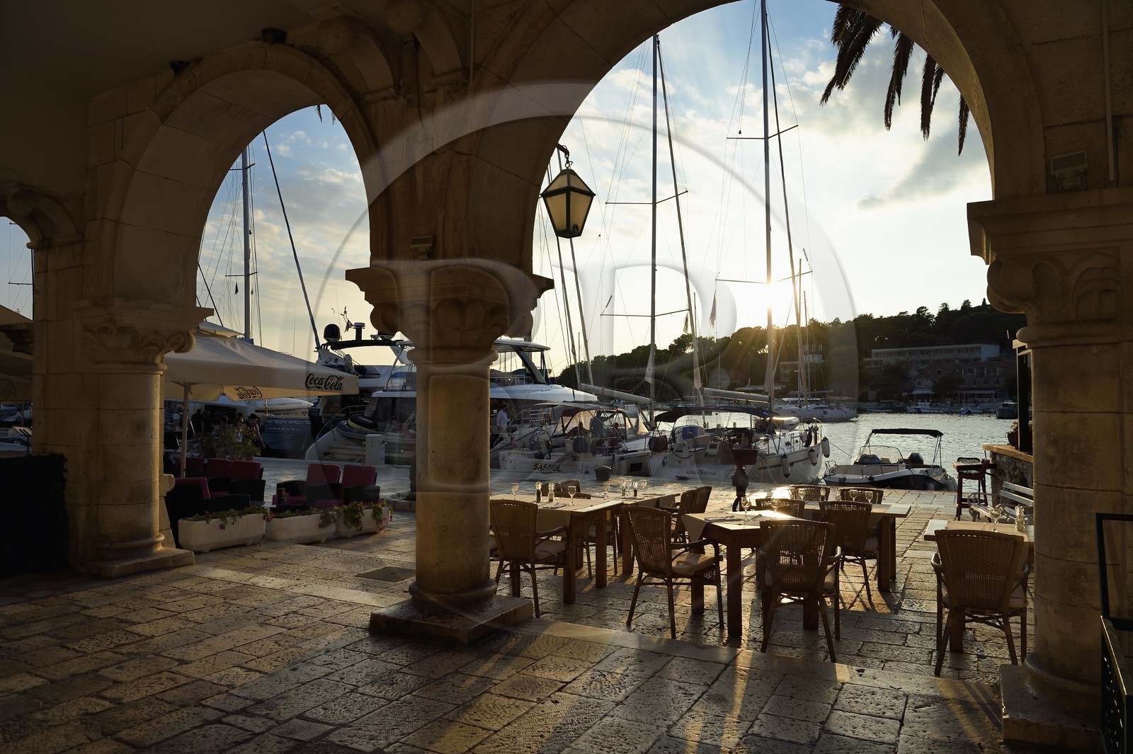 Croatie, Dalmatie, cote dalmate, Ile de Hvar, tables de restaurant sur les  quais de la ville de Hvar