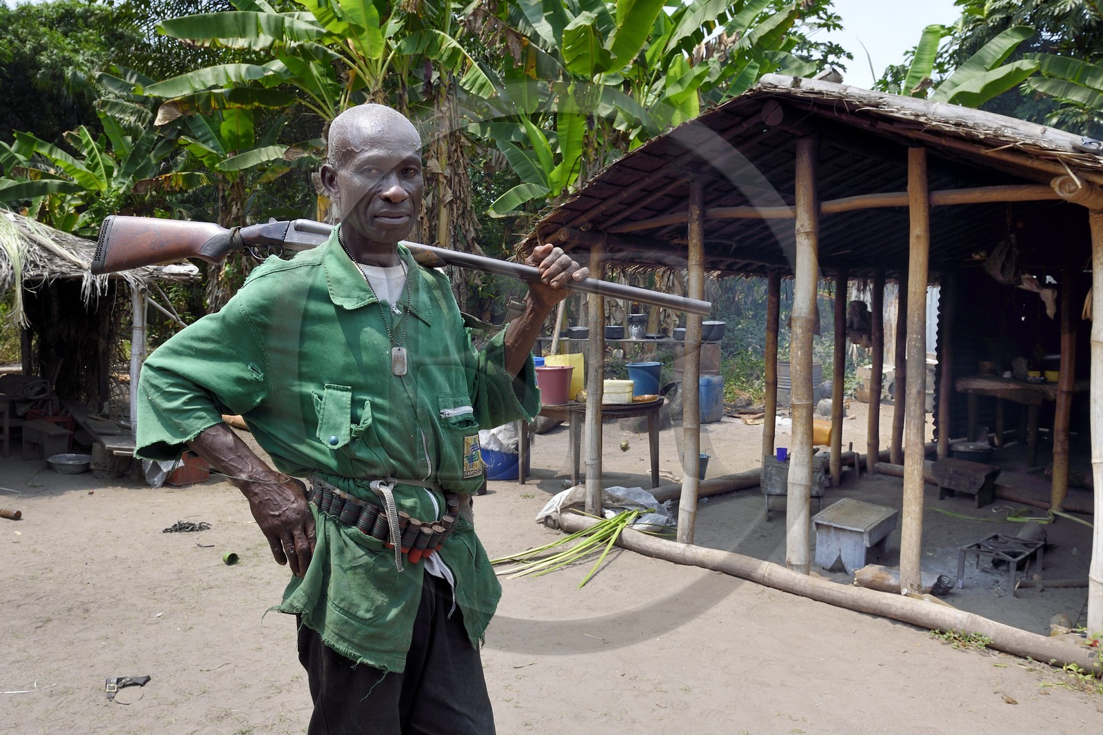 Gabon, province de Ogooué- Maritime, région de Omboué, Nengeue Sika (ile d’argent) dans la lagune Fernan Vaz (Nkomi), homme en partance pour la chasse avec son fusil